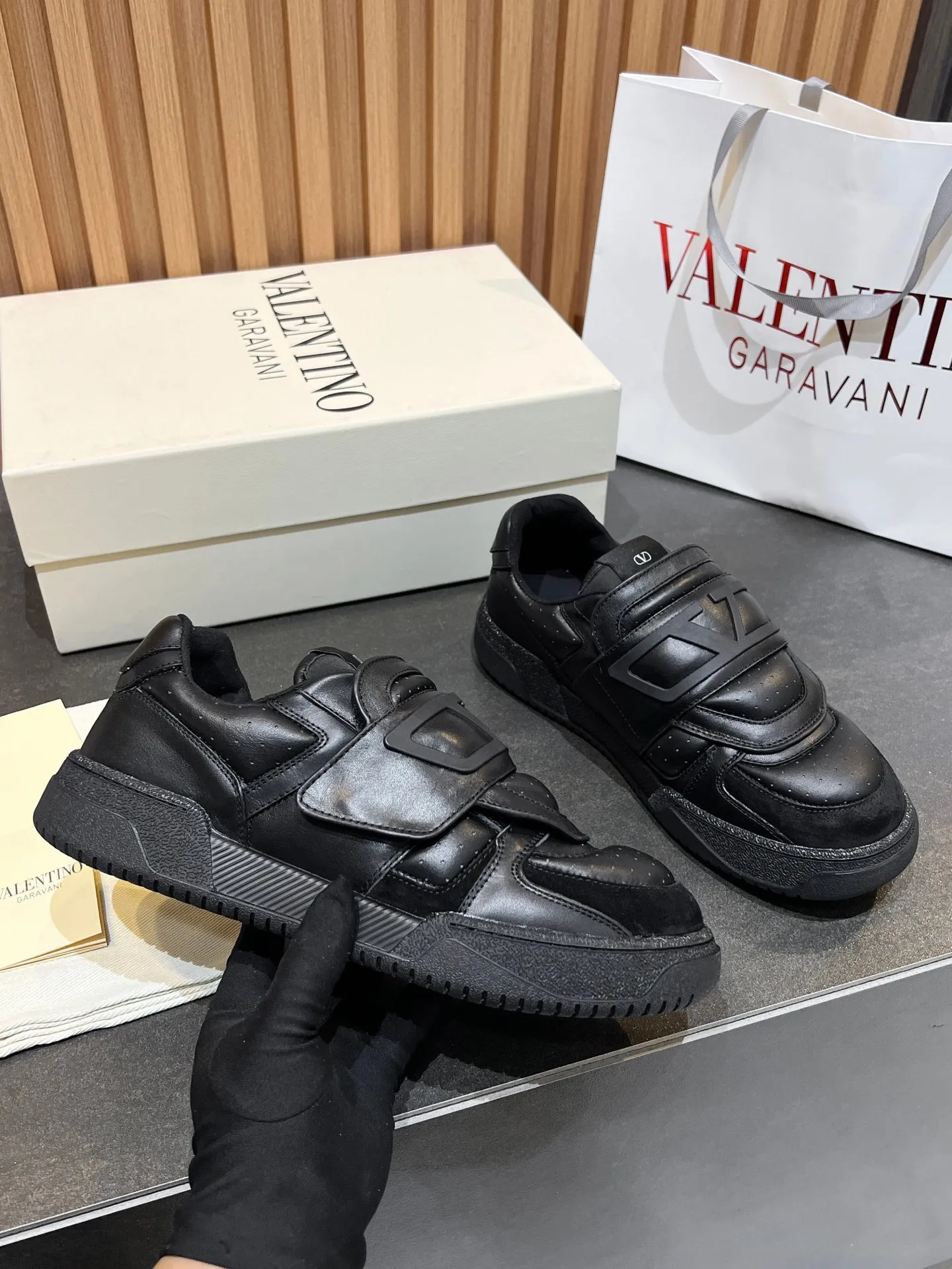Men's men's shoes 💰760 VLTN Valentin 𝑶𝒏𝒆𝑺𝒕𝒖𝒅 Couple's sneaker series Valentino 2025 new couple's sneakers are on sale. The original ZP purchased and disassembled. Repeated pattern making and modification. The strength must be restored one to one! Top luxury masterpiece Velcro design Soft and comfortable imported calfskin 🧧brings excellent and elegant texture and excellent on-foot comfort Top purchasing version upper: imported calfskin surface/original oil edge craftsmanship Inner: water-dyed cowhide lining Outsole: original development 𝐓𝐏𝐔 two-color combination outsole Packaging: original configuration complete package Code number: 35-46 (45 46 customized)